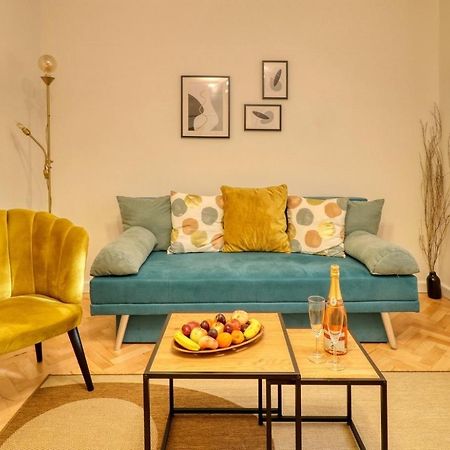 Quito Apartment - Stylish & Quiet บูคาเรสต์ ภายนอก รูปภาพ